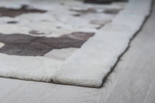 Natuurlijke tapijten gemaakt van wol op isolatie — Stockfoto