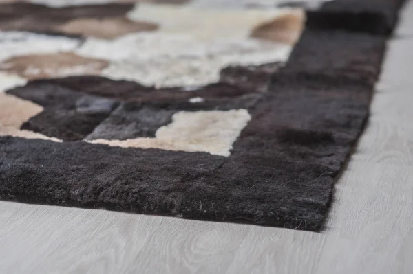 Natuurlijke tapijten gemaakt van wol op isolatie — Stockfoto