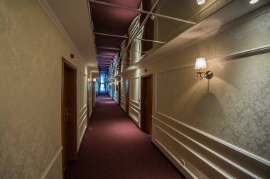 otel uzun koridor