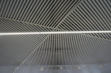 Modern modern binanın metal çatı yapısının