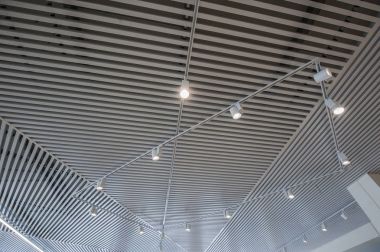 Modern modern binanın metal çatı yapısının