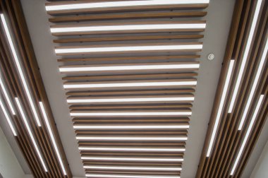 Modern modern binanın metal çatı yapısının