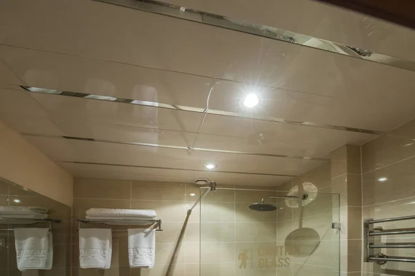 Plafond dans la salle de bain — Photo