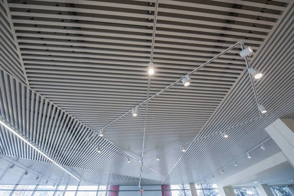 Moderno de estructura de techo de metal de edificio moderno — Foto de Stock
