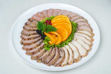 Beyaz bir arka plan Tabaklarda yemek