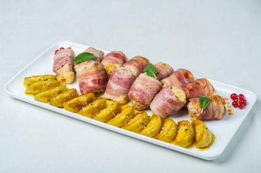 Beyaz bir arka plan Tabaklarda yemek