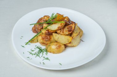 Beyaz bir arka plan Tabaklarda yemek