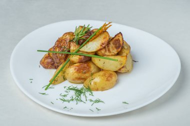 Beyaz bir arka plan Tabaklarda yemek