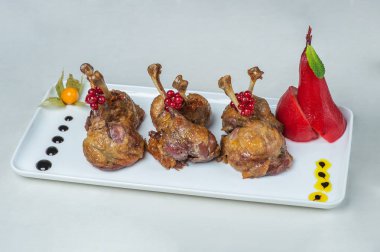 Beyaz bir arka plan Tabaklarda yemek