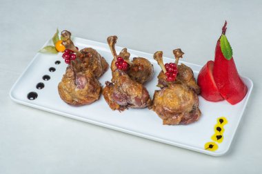 Beyaz bir arka plan Tabaklarda yemek