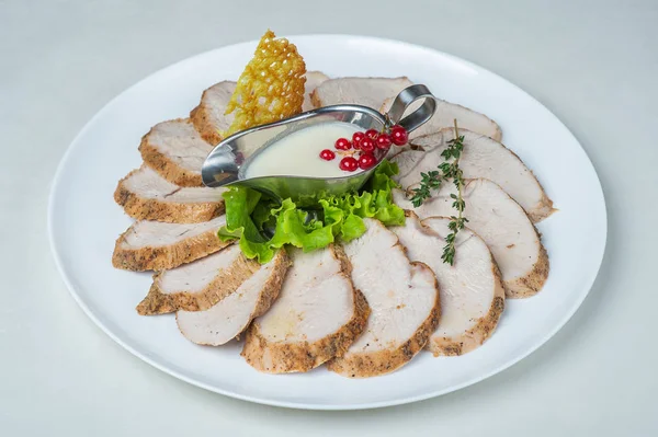 Еда в тарелках на белом фоне — стоковое фото