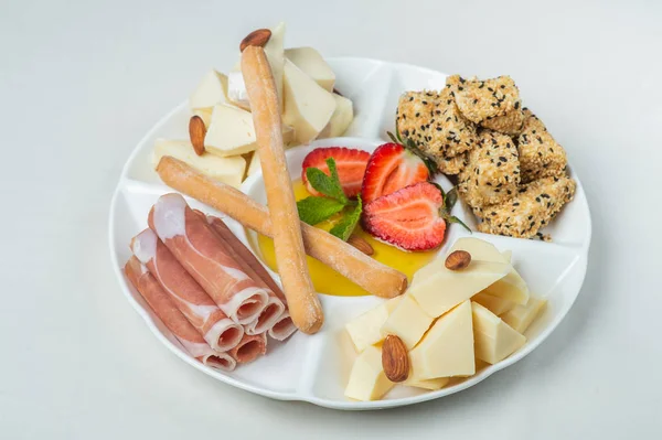 Alimentos em placas sobre um fundo branco — Fotografia de Stock