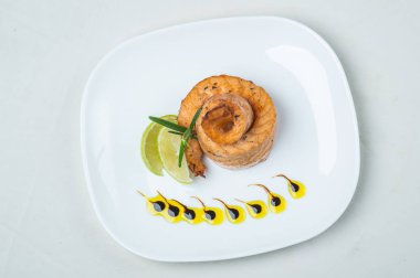 Beyaz bir arka plan Tabaklarda yemek