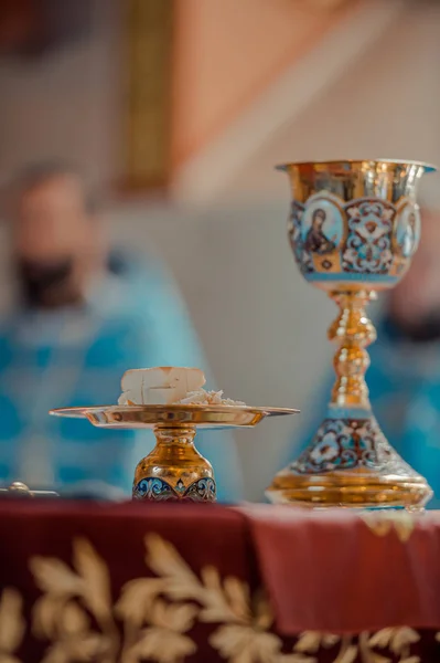Bol d'église orthodoxe avec vin et pain — Photo