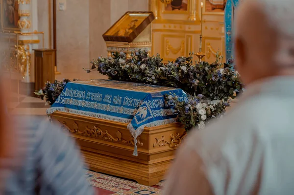 Caixão igreja ortodoxa com santos — Fotografia de Stock