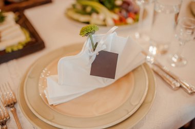 Düğün süslemeleri masada.