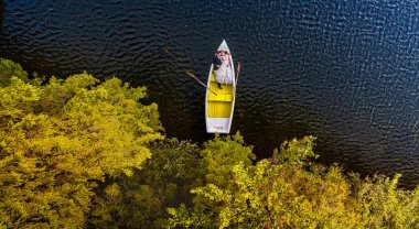 Gelin ve damat bir tekne top görüntülemek