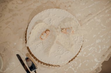 Güzel neşeli ikizler pastası.