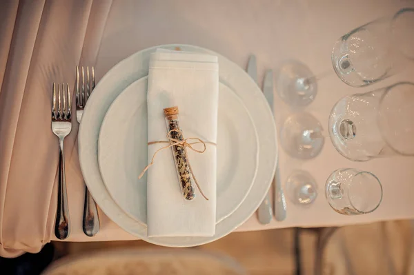 Επιτραπέζια σκεύη σε γαμήλιο τραπέζι — Φωτογραφία Αρχείου