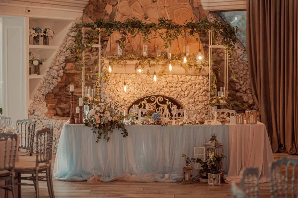 Hochzeitstisch im Saal — Stockfoto