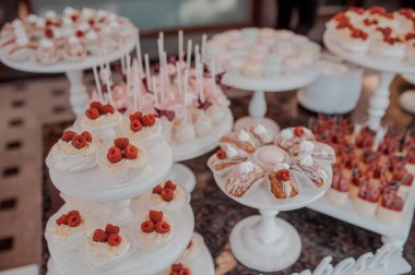 Düğün masası için tatlılar