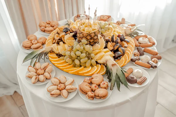 Fruta en la mesa de la boda Imágenes de stock libres de derechos