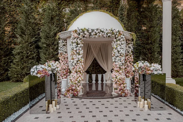 Düğün kemeri açık hava dekorasyonu Telifsiz Stok Fotoğraflar