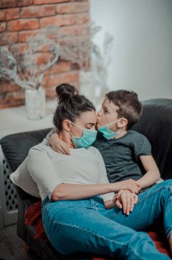 Evde karantinaya alınmış anne ve bebek