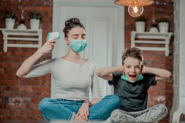 Evde karantinaya alınmış anne ve bebek