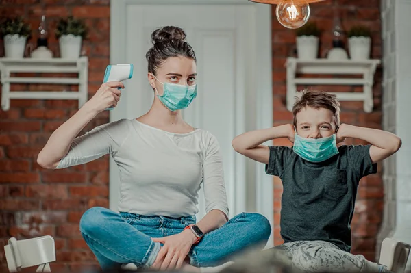 Mutter Und Baby Hause Unter Quarantäne Stockfoto