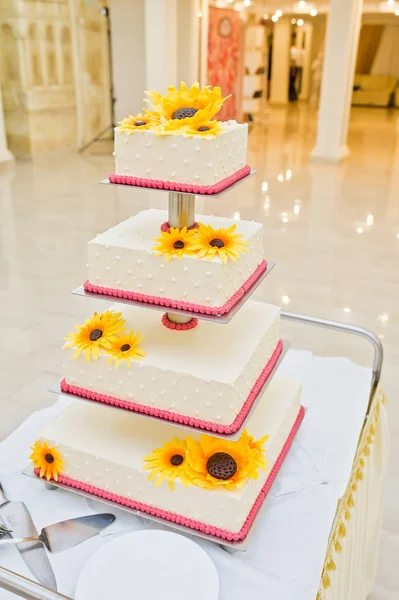 Beaux Gros Gateaux De Mariage Lumiere Contexte Stock Photo Beaux Gros Gateaux De Mariage Lumiere Contexte Stock Photo