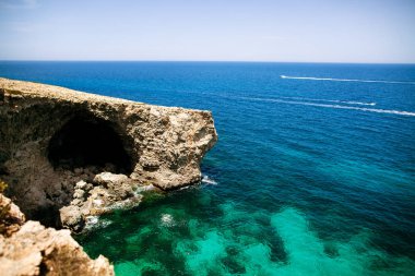 Rocky Beach ve Grotto mavi su ile