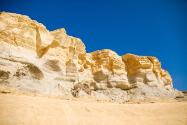 Muhteşem sarı kayalıklarla