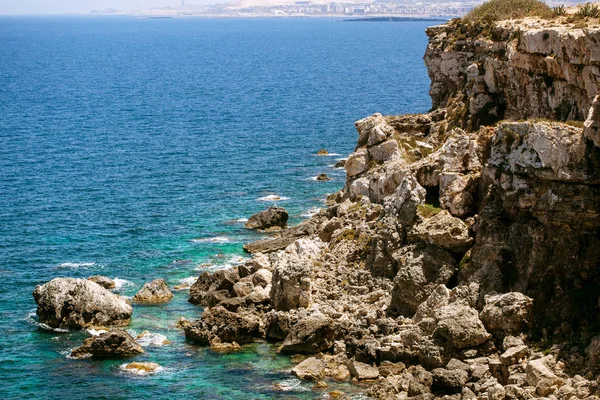 Playa rocosa y gruta con agua azul — Foto de Stock