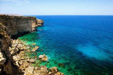 Kayalar ile mağaralar ve berrak turkuaz su