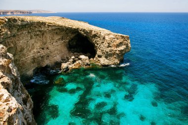 Kayalar ile mağaralar ve berrak turkuaz su