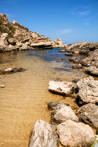 Spiaggia rocciosa e mare — Foto Stock