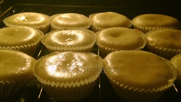 Panecillos horneando en el horno — Vídeos de Stock