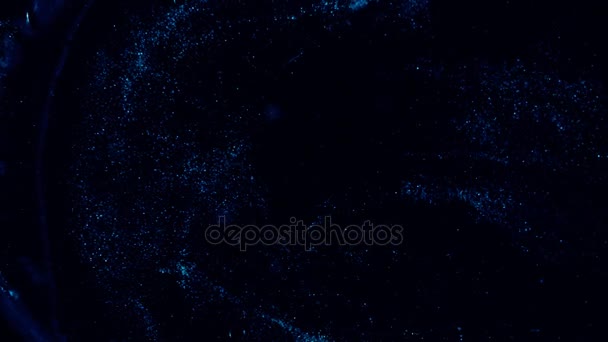 Voler à travers les champs d'étoiles dans l'espace lointain.