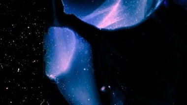 Kamera ile mavi ve pembe renkli Bulutsusu uçuyor. 