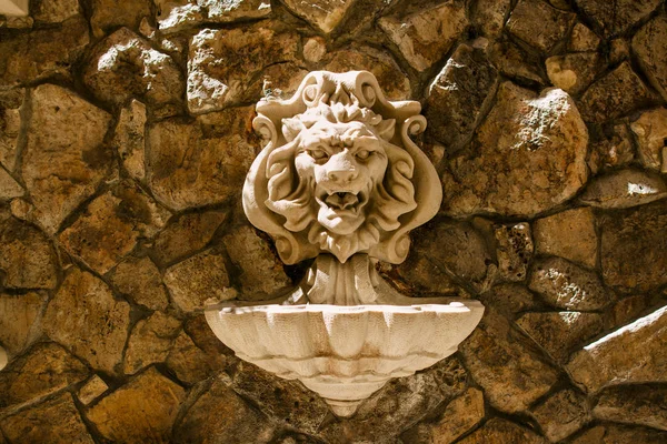 Lion head water fountain — Stock Photo, Image