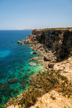 Rocky Beach ve Grotto mavi su ile