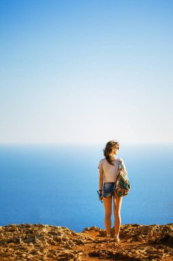 Uçurumun kenarında duran kadın 