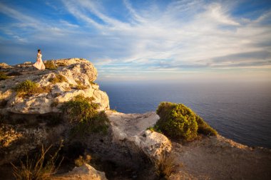 Gün batımı ayakta Dağı'nda kadın.