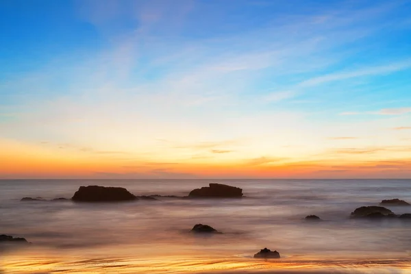 Majestoso pôr do sol sobre a água . — Fotografia de Stock