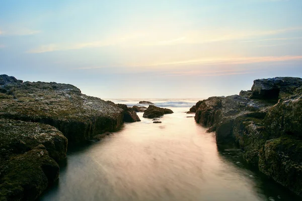 Rotsachtige kust — Stockfoto