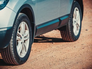 Yolda araba lastikleri