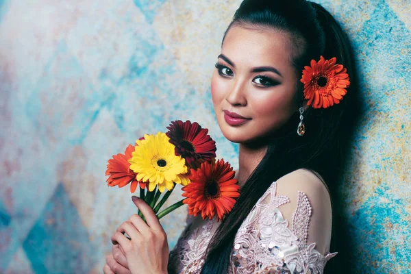 Portrait de Femme avec Fleurs — Photo