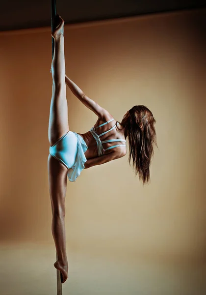Ung kvinna pole dance — Stockfoto
