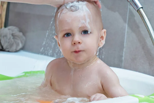 Matka mycia dziecka — Zdjęcie stockowe